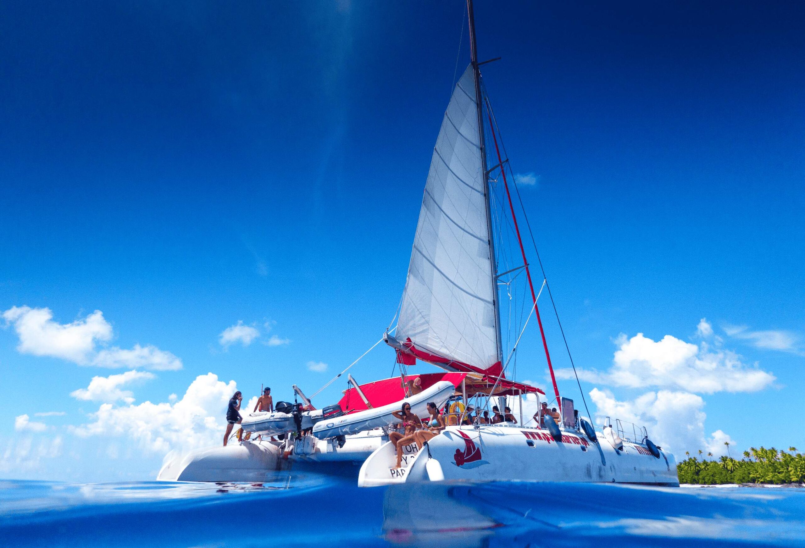 https://tahititourisme.jp/wp-content/uploads/2021/12/Excursion-journee-Tetiaroa-depart-Tahiti-Poe-Charter-Maxi-catamaran-Polynesie-francaise-location-catamaran-compressed-scaled.jpg
